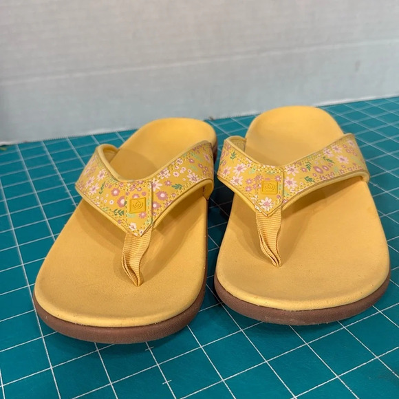 Yellow Floral Spenco Yumi Style Orthotic Flip Flops Size 9 1/2 Wide - Picture 1 of 9